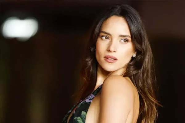 Keindahan Wanita Tercantik Adria Arjona yang Memikat Hati