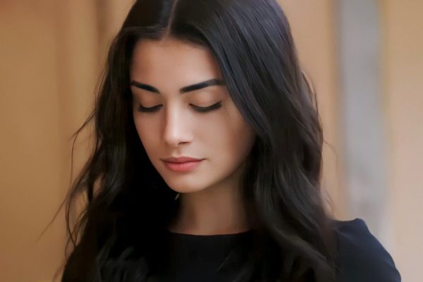 Profil Menarik Wanita Cantik Özge Yağız yang Memesona