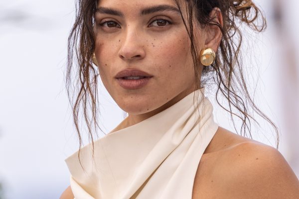 Mengenal Lebih Dekat Wanita Cantik Adria Arjona