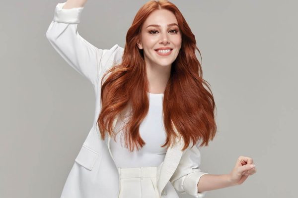 Elçin Sangu: Kecantikan Alami dan Talenta yang Memikat