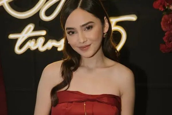 Aferdita Dreshaj: Wanita Cantik dengan Pesona Menawan