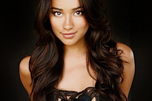 Wanita Tercantik Shay Mitchell: Pesona dan Keanggunannya