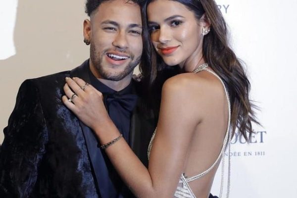 Profil Menawan Bruna Marquezine, Wanita Cantik Brasil yang Memikat