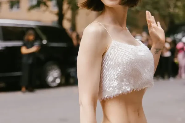 Keanggunan dan Pesona Wanita Tercantik Lily Collins